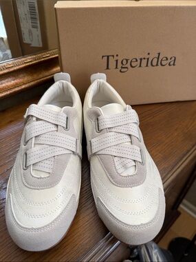 Tigeridea White Gray Casual Sneakers. Size 10.